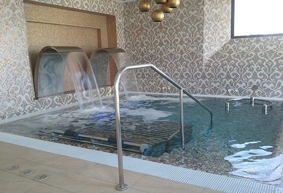 La piscina, ubicada en el último piso. La piscina, ubicada en el último piso.