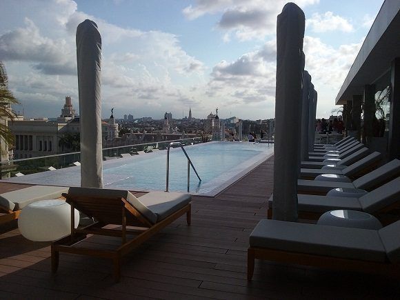 La piscina, ubicada en el último piso cuenta con la vista panorámica, un solarium y un bar. La piscina, ubicada en el último piso cuenta con la vista panorámica, un solarium y un bar.