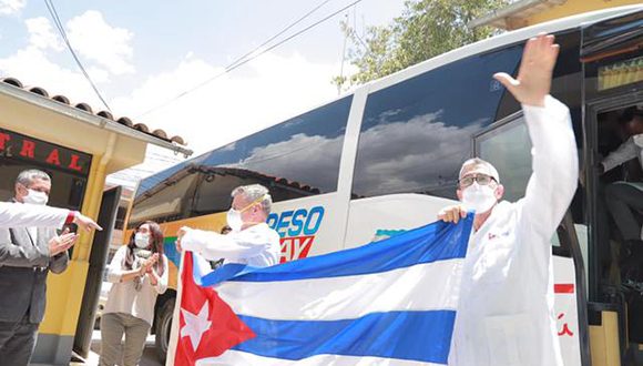 Recibimiento de los médicos cubanos en Huaraz. Foto: Perú21