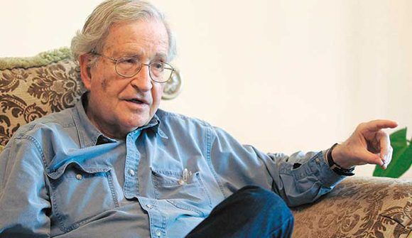El lingüista e intelectual Noam Chomsky definió las pasadas declaraciones de Trump como “chocantes y peligrosas”. Foto tomada de lr21.