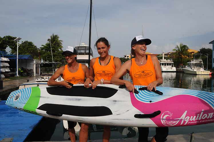 Nadadoras estadounidenses viajan sobre tabla windsurf de Cuba a EE.UU