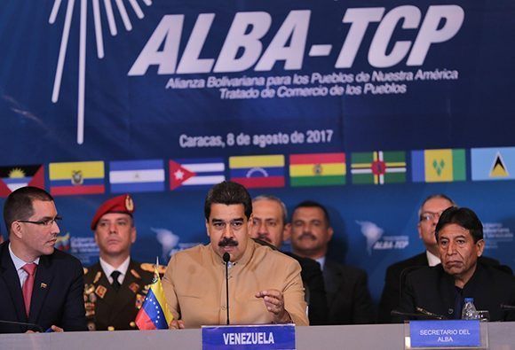 “Le propongo al ALBA y a los liderazgos poderosos de los países presentes que iniciemos con la iniciativa de ustedes un diálogo por el respeto de Venezuela”, dijo Maduro en el ALBA. Foto: Prensa Miraflores.