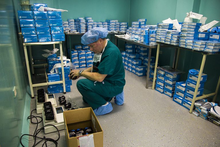Operation Walk dona a Cuba todo los materiales que emplea en la cirugías