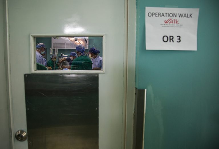 Tras la puerta, especialistas ortopédicos de Cuba y Estados Unidos devuelven la movilidad a un paciente. 