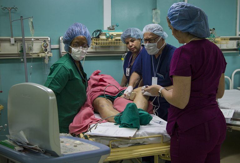 El costo de una cirugía de reemplazo de rodilla o de cadera en Estados Unidos es de 40 000 dólares, ellos han hecho 56 en cuatro días en el hospital Fructuoso Rodríguez.