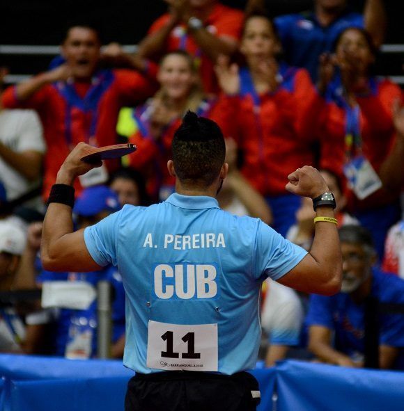 Andy Pereira, primera raqueta de Cuba, celebra el triunfo ante Puerto Rico.