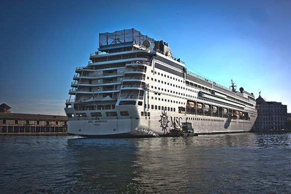  Cruceros atracado en la terminal Sierra Mestra