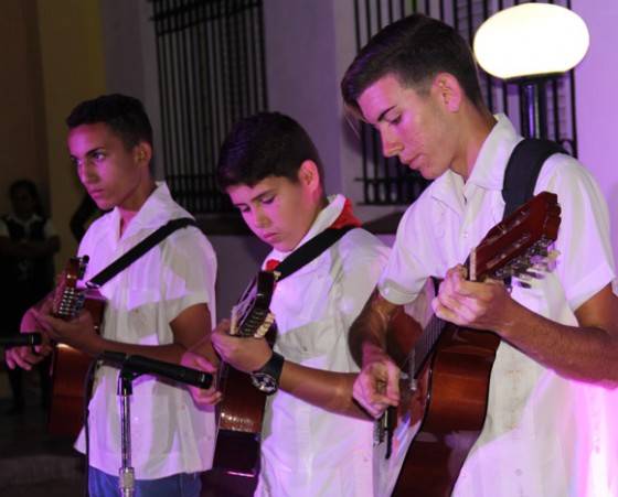 Niños con guitarras para entonar un punto cubano.