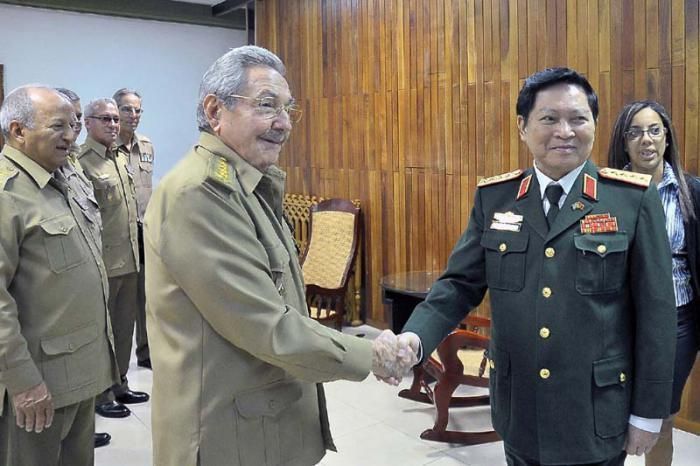 Raúl y el Ministro de Defensa de Viet Nam