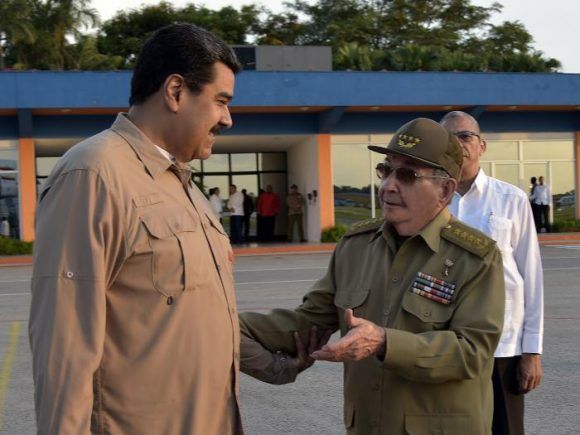 Raúl despide a Maduro. Foto: Estudios Revolución/ Archivo.