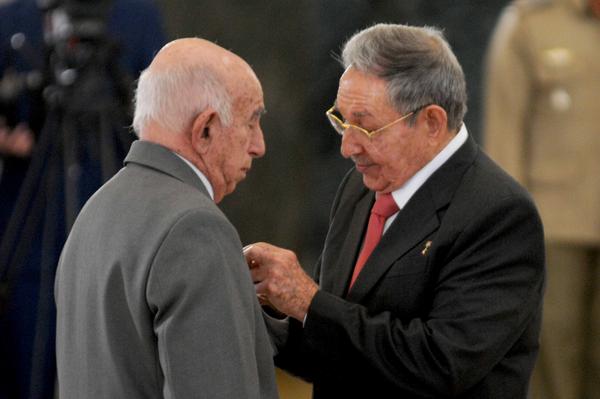 Presidente Raúl Castro condecoró a dirigentes históricos de la Revolución