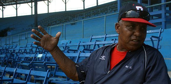 Rey Vicente Anglada regresa como manager de Industriales luego de dirigir a los azules durante siete años en los que consiguió tres triunfos. Foto: José Raúl/ Cubadebate.
