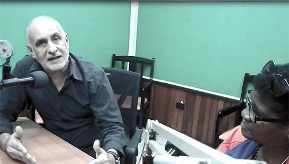 De visita en la provincia de Sancti Spíritus, el presidente de la Unión de Periodistas de Cuba habló en la radio provincial sobre las esencias de los cambios que requieren los medios públicos de comunicación. Foto: cubaperiodistas.cu.