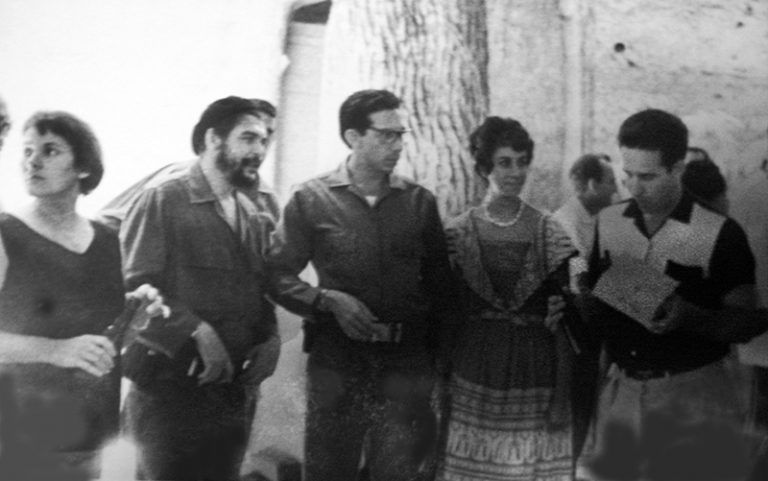 Suárez Gayol, primero de derecha a izquierda, en uno de los recorridos realizados por el Che en sectores de la industria