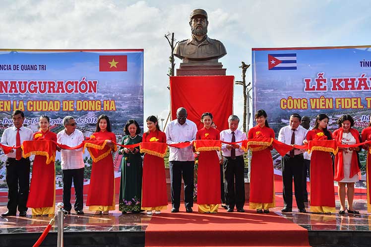 El miembro del Buró Político del Partido Comunista y primer vicepresidente de Cuba, Salvador Valdés, corta la cinta inaugural de la plaza 
