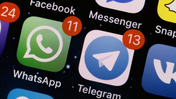 Banner alegórico a WhatsApp e Telegram