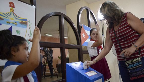 Una ciudadana cubana ejerce su derecho al voto en el referendo constitucional del 24 de febrero de 2019. Foto: Abel Rojas Barallobre.í