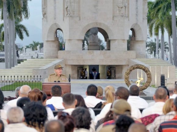 Raúl pronunció el discurso del Acto por el Aniversario 60 del Triunfo de la Revolución Cubana. Foto: Estudios Revolución