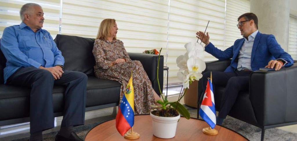 secretario general del ALBA-TCP Félix Plasencia junto a la viceministra de Relaciones Exteriores de Cuba, Josefina Vidal.