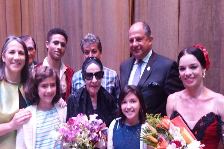 Alicia Alonso e integrantes del Ballet Nacional de Cuba