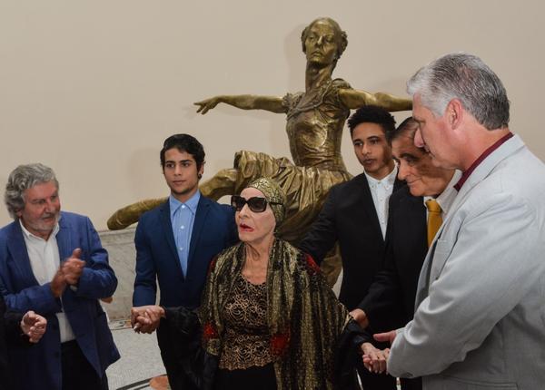 Eusebio Leal, Miguel Díaz canel y otras personalidades develan escultura de Alicia Alonso