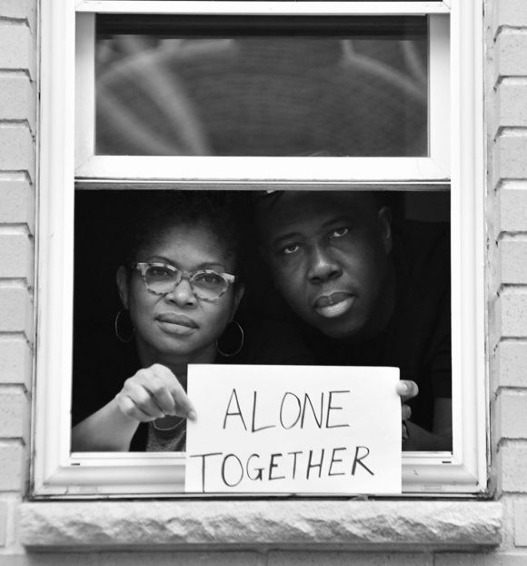“Solos, juntos”. El fotógrafo Stephen Lovekin ha recorrido calles de Nueva York fotografiando a quienes se mantienen aislados en sus hogares y les ha pedido que compartan mensajes con el mundo. Foto: Stephen Lovekin/ Tomada de NYT.