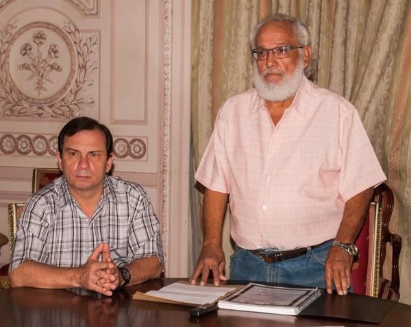 Andrés Gómez (D), Presidente de la Brigada Antonio Maceo y el Héroe de la República de Cuba, Fernando González Llort (I), Vicepresidente del ICAP durante el acto de entrega del Libro de Condolencias por la muerte de Fidel, firmado por miembros de dicha Alianza, en la sede del ICAP, en La Habana, el 19 de enero de 2017. 