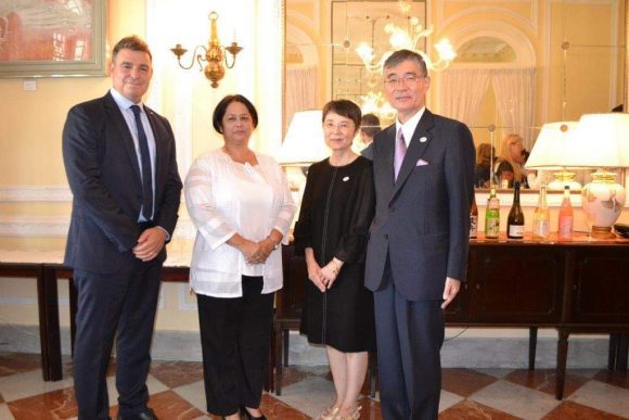 A la izquierda, los homenajeados. A la derecha, el Embajador de Japón y su esposa. Foto: Tomada de Facebook