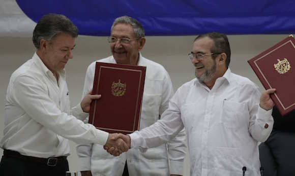 Raúl Castro, presidente colombiano Juan Manuel Santos y Timoleón Jiménez 