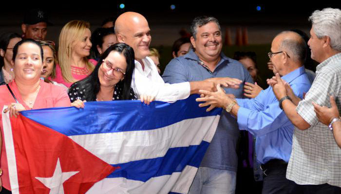 Médicos cubanos que regresan de Brasil
