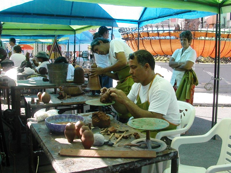 Tinajones en Camagüey. Foto: Miozotis Fabelo