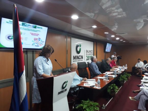 La Ministra de Comercio Interior, Betsy Díaz Velázquez, rinde el Informe Anual del trabajo del Ministerio ante el Presidente y otras autoridades. 