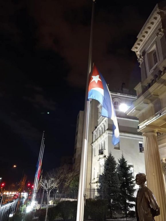 Bandera cubana a media asta en Washington por víctimas de la COVID-19