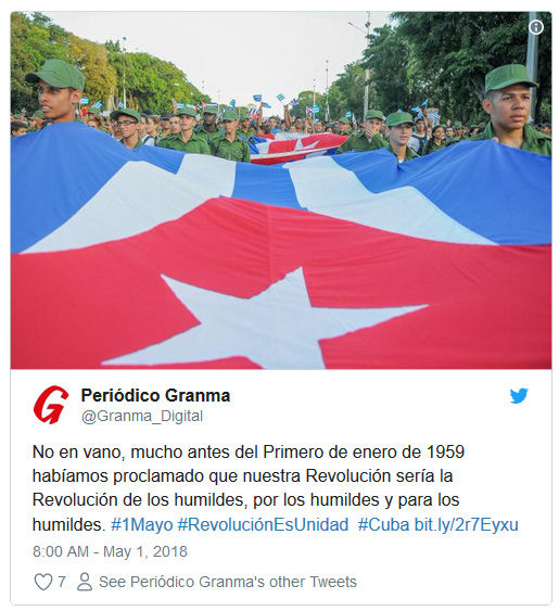 Sostienen enorme bandera cubana