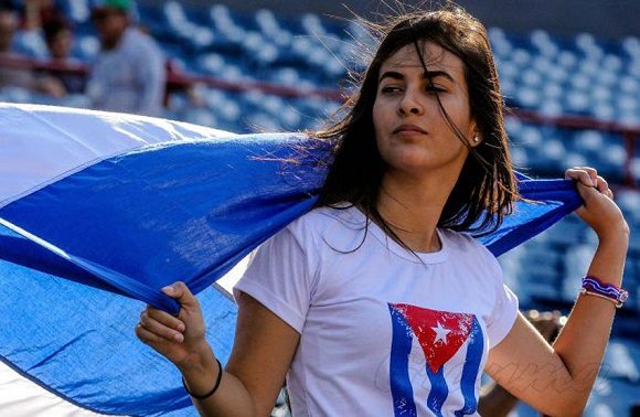 Todos los cubanos tienen la obligación de respetar, cuidar y rendir honores a estos símbolos, y también los extranjeros que se encuentren en el territorio nacional.