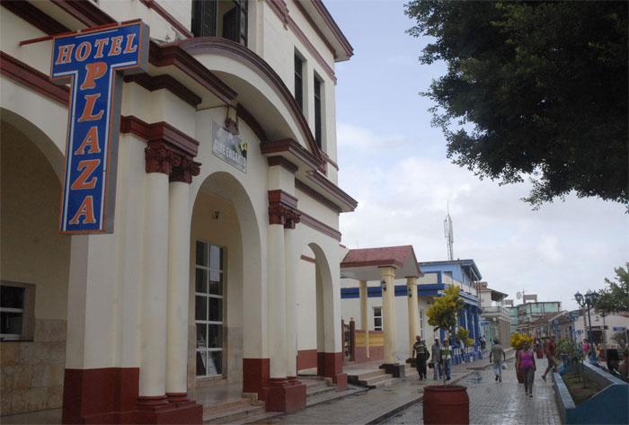 A la izquierda el Hotel Plaza y el Cine Encanto, dos importantes instalaciones sociales recuperadas en el casco histórico de Baracoa Foto: Leonel Escalona Furones