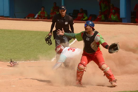 Jugada en home en el tercer juego entre los equipos de Las Tunas y Ciego de Ávila. Foto: Osvaldo Gutiérrez/ ACN. 