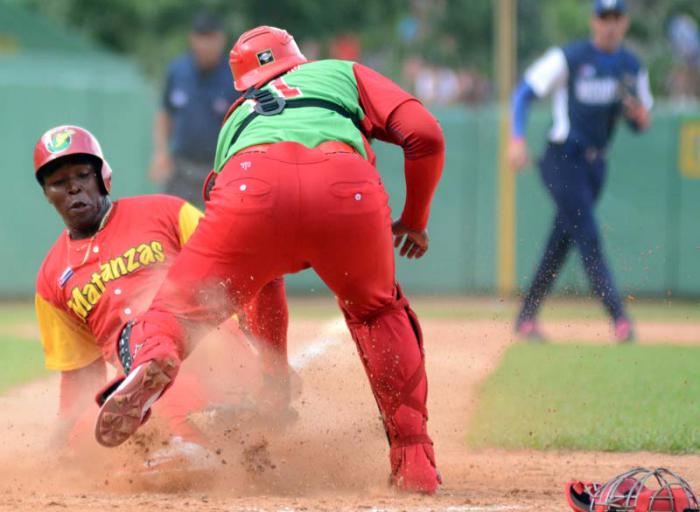 Orientales toman ventaja en Béisbol cubano