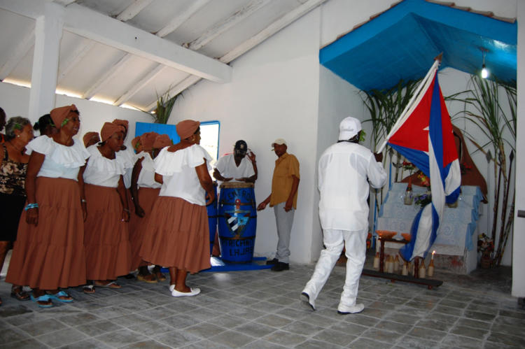 Ceremonia en el Casino de los Congos, en Santa Isabel de las Lajas. Foto: Barreras Ferrán