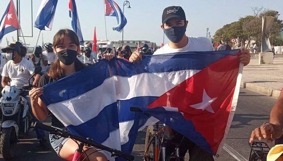 Jóvenes cubanos en caravana contra el Bloqueo 