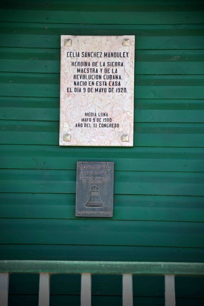 Tarja conmemorativa en la casa donde nació Celia Sánchez Manduley, el 9 de mayo de 1920. Foto: ACN/Juan Pablo CARRERAS VIDAL.