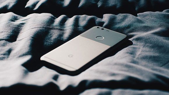 Celular en la cama