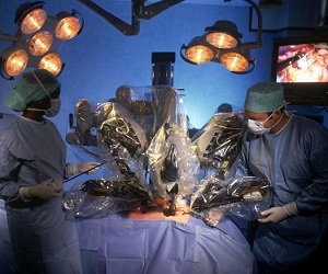 Cirugía robótica en Cuba.