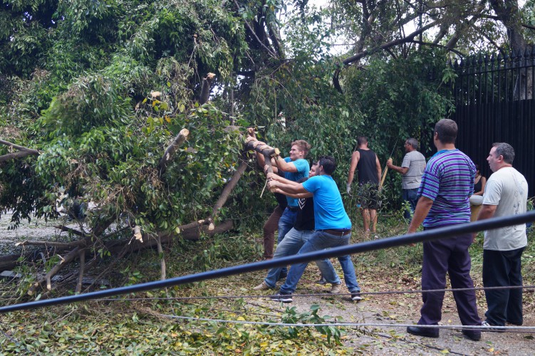 Trabajadores de Citmatel en las tareas de recuperación tras el paso del huracán Irma