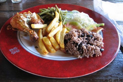 Plato con comida cubana