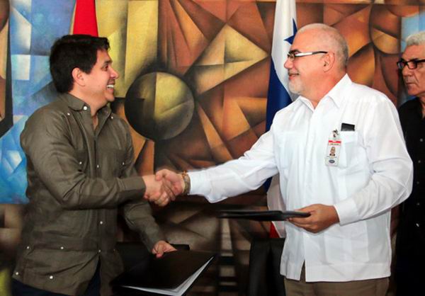 Antonio Becali Garrido y Mario Pérez González firmaron acuerdo de cooperación entre Cuba y Panamá.