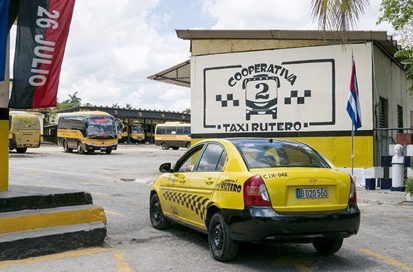 Cooperativa 2 taxis ruteros en La Lisa, La Habana.