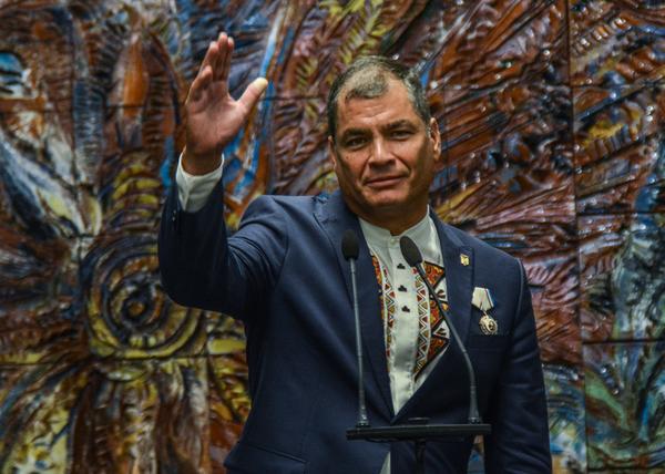 Condecora Raúl al Presidente ecuatoriano