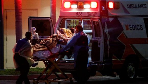 Personal de salud traslada a un paciente con coronavirus en Florida, EE.UU. Foto: Reuters