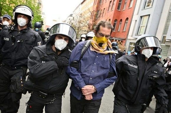 La policía detiene a un manifestante que protestaba contra el confinamiento en Berlín el 25 de abril de 2020. Foto: Tobias Schwarz/AFP.